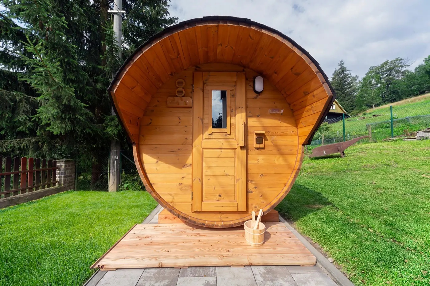 Sauna beczkowa w ogrodzie